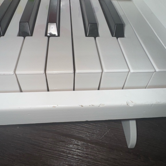 Janod Confetti my first electronic Piano 11.4 inch Tall (item has a crack) - Picture 5 of 10